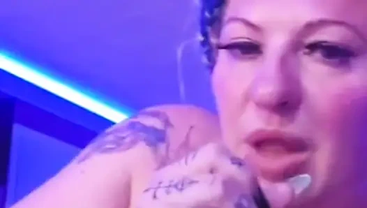 Slutty swinger nyepong beberapa kontol di klub malam
