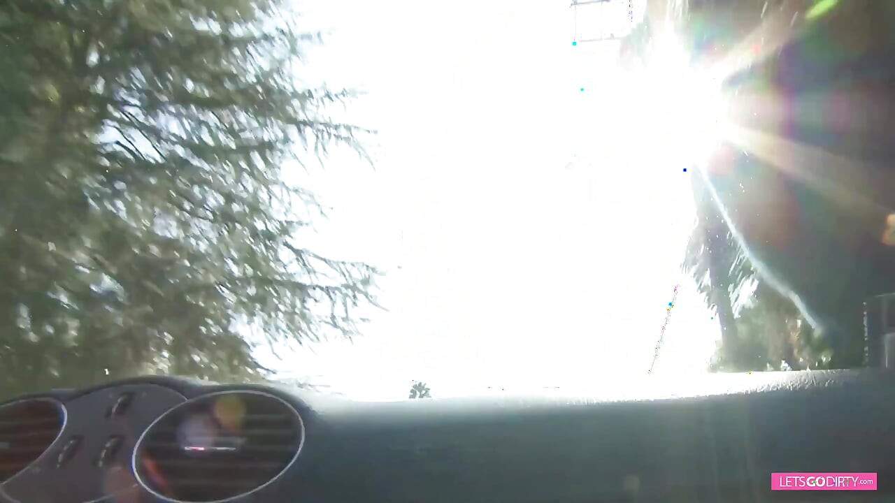 Bombshell blonde dengan tetek yang menakjubkan mengongkek hos radio