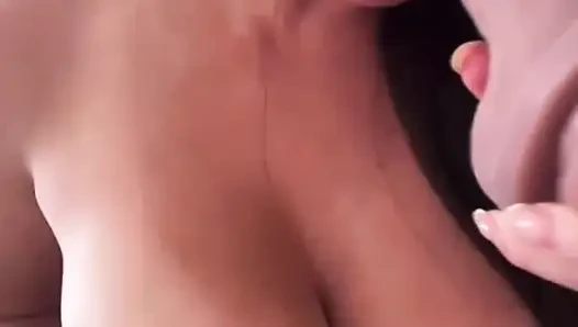 Die stiefmutter fickt ihre muschi und schüttelt ihre großen titten.