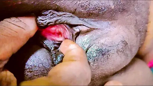 HINTLI TEYZE EV HANıMı ıSLAK AMCıĞıNı PARMAKLAYARAK ATEŞLI VE YÜKSEK SESLE INLIYOR.