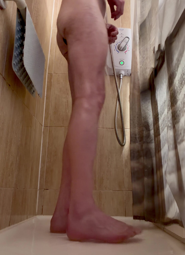 Training my gape in the shower. Let me know what you all think x