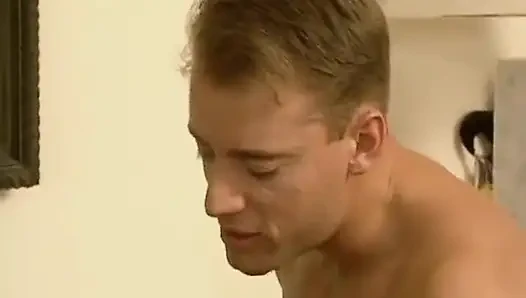 Cewek imut jerman didobel penetrasi di seks threesome