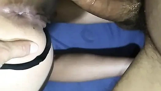 Шлюшка хочет только грубый анальный секс в любительском видео
