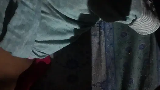 Gadis Assam memasturbasi dan meraba cinta menunjukkan memek dan payudara