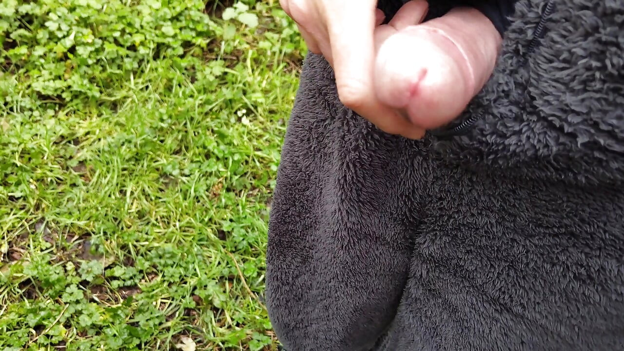 Ao ar livre, cruzando com pau duro, mijando em onesie punheta na floresta - Rockard Daddy