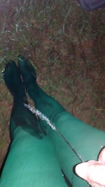 Cd utomhus pissar min nylon strumpbyxor ben och fötter.