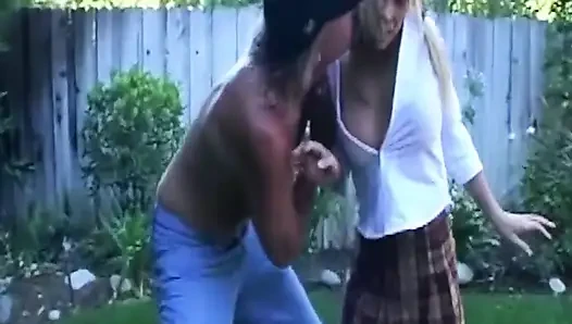 Olgun sarışın orta yaşlı seksi kadın amcığını gerdiriyor ve dölle doluyor