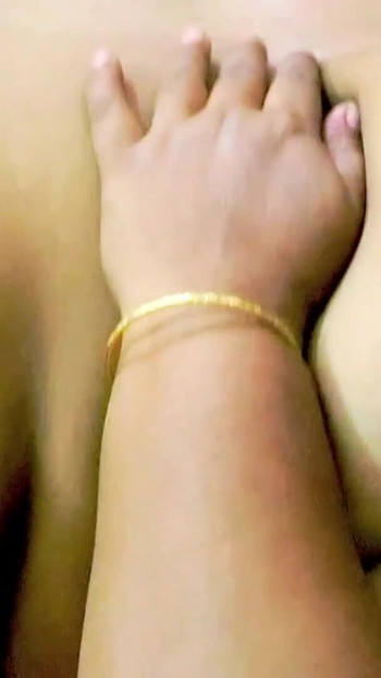 Prekrasan indijski polubrat i varajuća polusestra u seksu, prava 18+ desi romansa, Bangla prljavi razgovor xxx video | Isječak 2