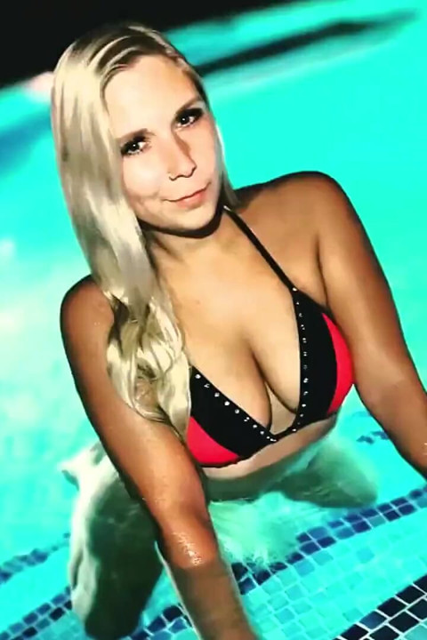 Un mec poilu baise une chatte rasée et étroite ! Lena Nitro
