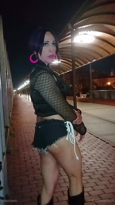 Taniax take off her mini shorts and cum on the street