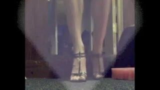 Кроссдрессер Sissy кончает на ступни в сексуальных высоких каблуках