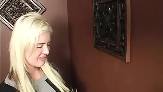 Büyük memeli sarışın orta yaşlı seksi kadın sikiş deliğinde sakso çekiyor
