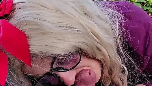 Сучка-блондинка сосет куколд папочки