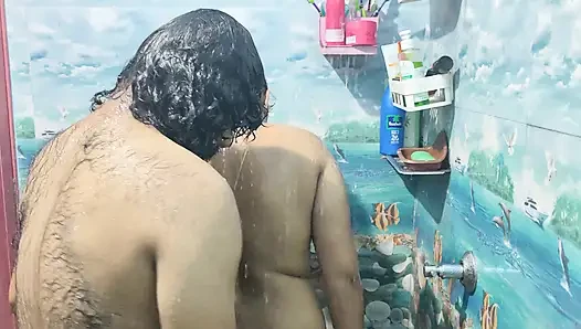 Heißes paar baderomantik im badezimmer