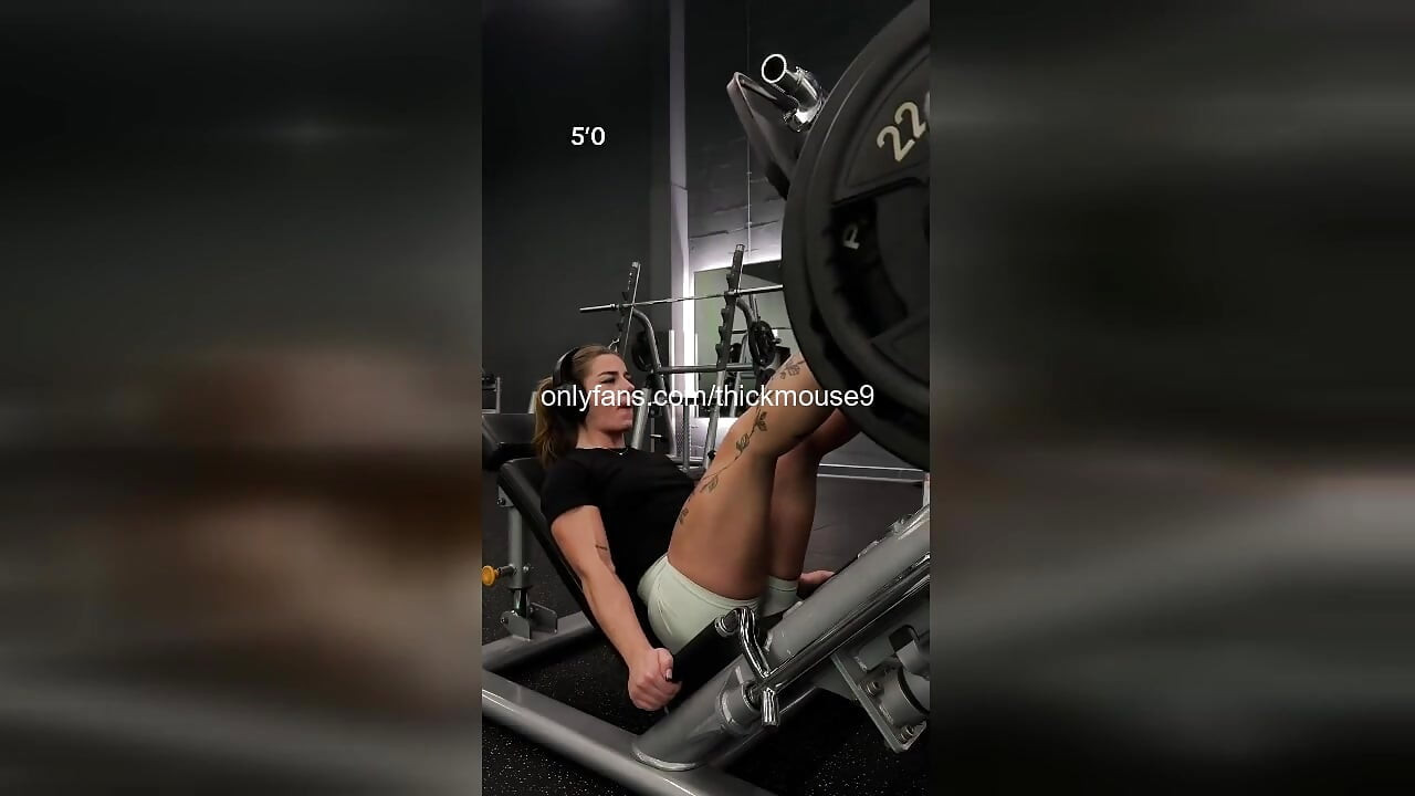 18-Year-Old Gym Girl Accidentally Flashes Tight Pussy During Live Stream