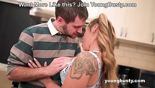 Geile laura Fox lutscht dave march schwanz, anstatt bei YoungBusty kaffee zu machen