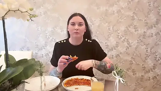Miss ffw lagi asik makan pizza keju dan doughball