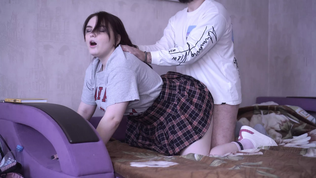 4k 继妹和继兄弟共用一个沙发