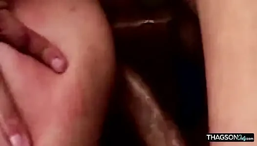 Sarışın orta yaşlı seksi kadın büyük yarağı gırtlağına kadar alıyor ve götünü geniş bir şekilde genişletiyor