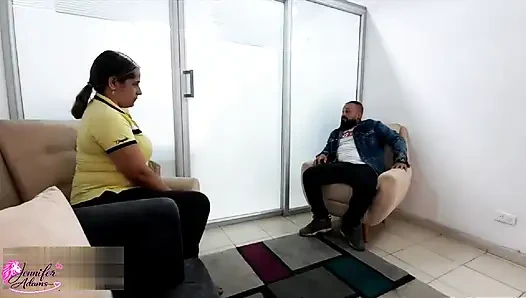 I manage to get into a sexual relationship with a secretary to help me with the administrative problems I have - Porno en Español