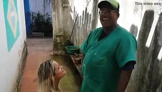 Saya membayar kotak makan siang dengan mengisap