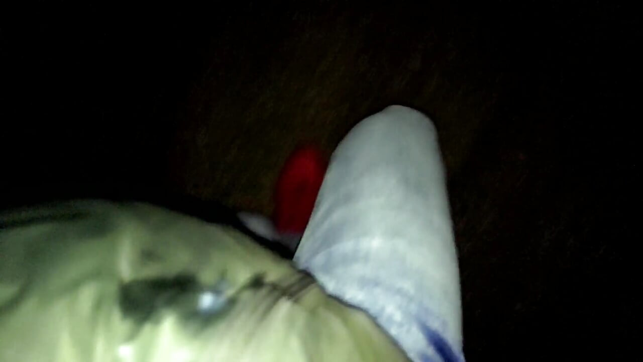 Natt utomhus promenader med ansikte täckt av sperma och spermasmakning (full vid)
