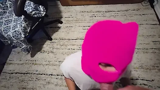 Ev yapımı bakış açısı: pembe kar maskeli gizemli kız büyük yarağı emiyor