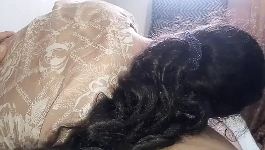 Hintli evli kadın kocasına sakso çekiyor