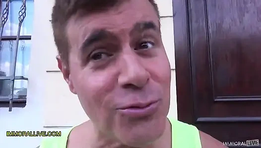 Pria bertato pergi untuk bertemu teman sekretaris baru terbaiknya.