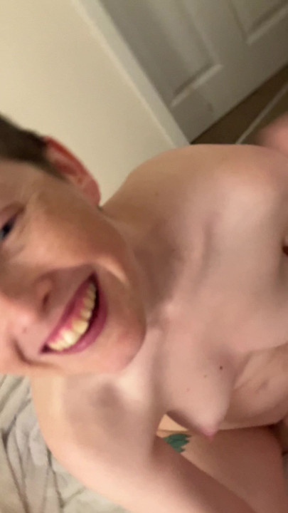 Op haar knieën met een pik in haar mond, alweer. Het is de pik van DILFy, ze gaat diep in, komt klaar om te luchten, krijgt een klap.