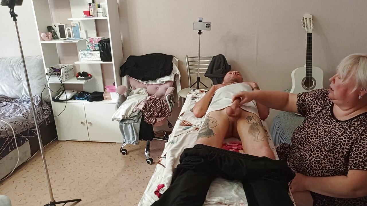 Macocha ssie i szarpie mojego penisa na stole do masażu i połyka spermę