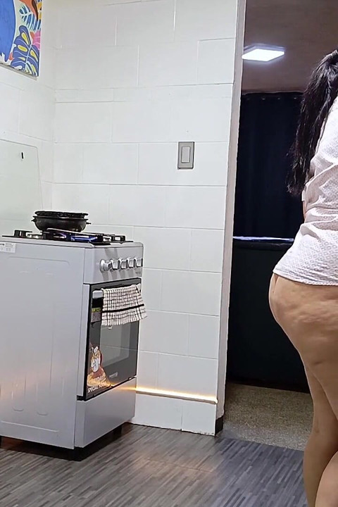 Stephanie stripper og lager mat til deg