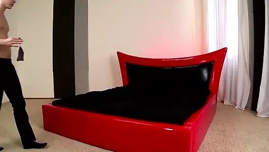 Связанную Красотку В Красных Страпонах Ласкают На Красной Кровати