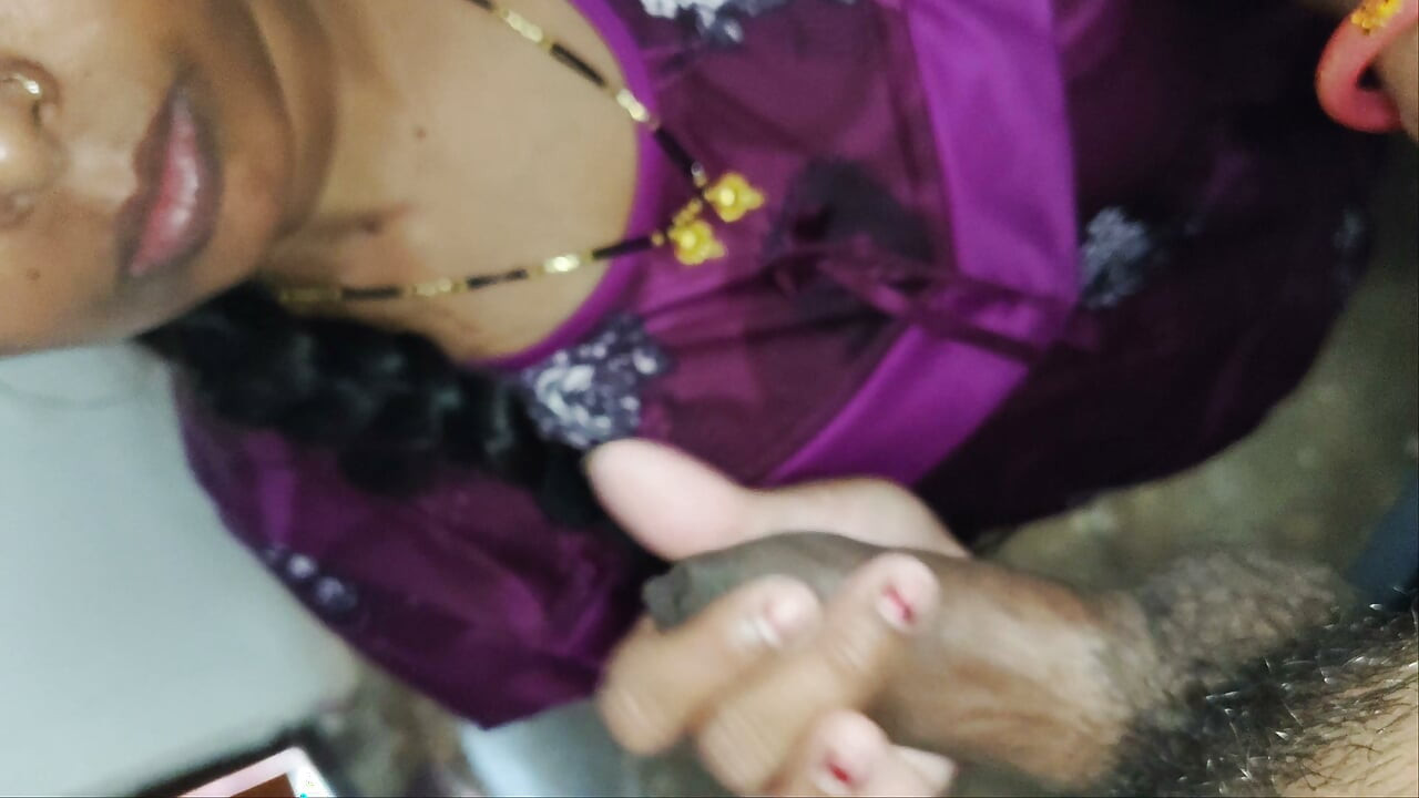Bhabhi desi del pueblo chupando la verga de un viejo del pueblo - videos de mamadas desi calientes en hindi.
