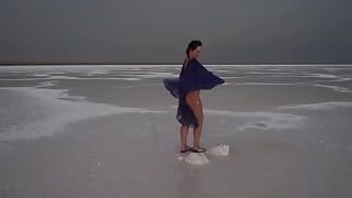 Erotische dans op zoutkorst van Salt Lake Elton