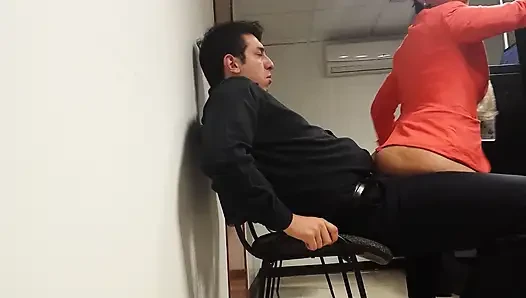 Ich kann nicht mehr warten und wir haben sex im büro!