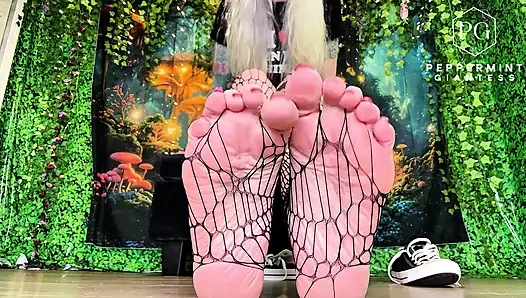 67 Giantess школьные хулиганы склоняют ботаника поклоняться моему массивному размеру 16 вонючие ноги - удаление обуви и носа
