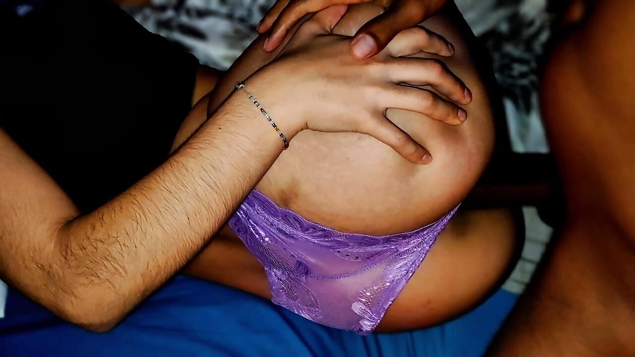 Je trouve ma petite demi-sœur allongée à poil sur mon lit, je l’embrasse passionnément et la baise jusqu’à ce que je jouisse dans sa chatte étroite