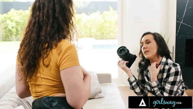 GIRLSWAY - 大屁股白人美女Victoria Voxxx允许熟女摄影师Sinn Sage在拍摄后粗暴肛交
