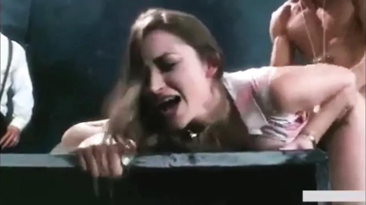 漂亮的男同性恋，女同性恋，在审讯中被无谓地性交