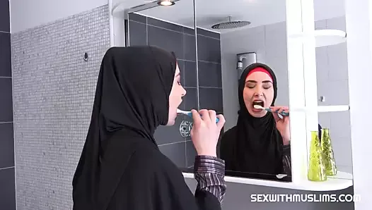 Queue dans la salle de bain, femme musulmane