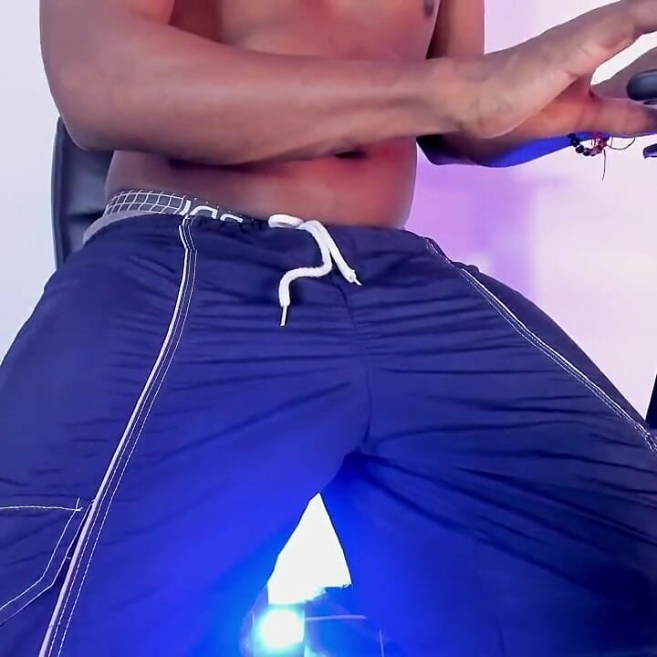 Sıcak Kolombiyalı esmer, zengin solo yapıyor