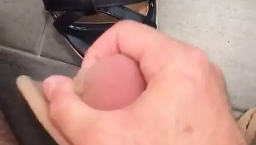 Der Nachbarin auf die High Heels gespritzt