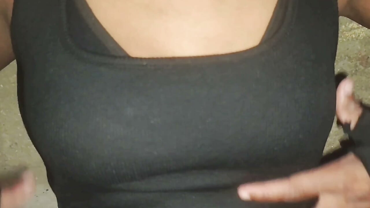 La follé tan fuerte que el condón se rompió, sexo caliente en vivo de una india Desi.