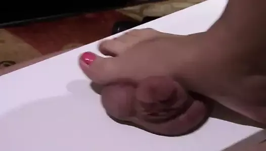 Mi gordito pie y dedos de los pies torturando el pene de mi marido
