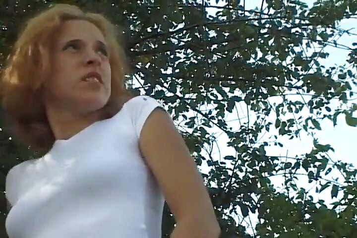 Aceasta este o gagică amatoare din Germania care își arată pizda în ciorapi