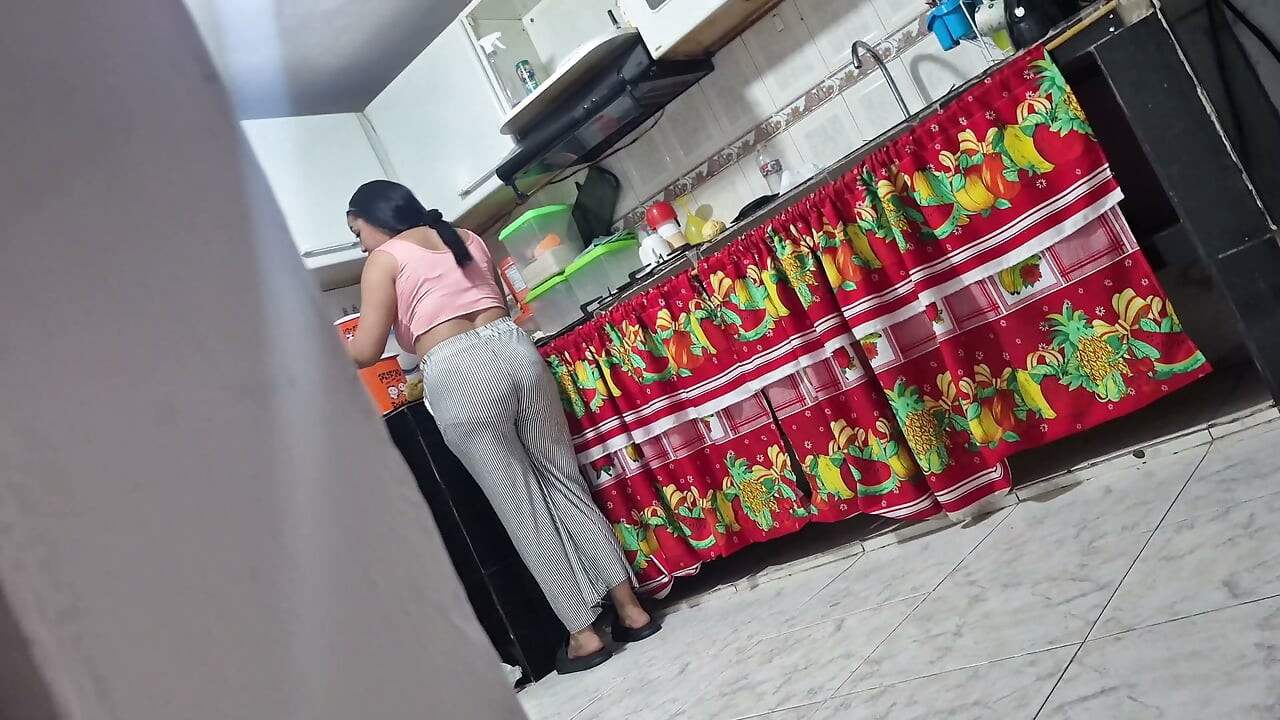 Ela só estava cozinhando na cozinha nova até ele tocar na bunda dela