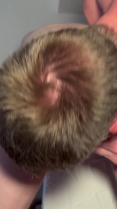 ツインクがキッチンのカウンターでセックスされる