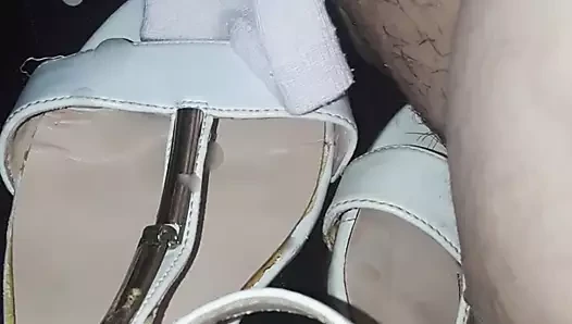 Sandalet üzerinde boşalmak