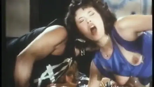 Die sexy kristina Barrington bekommt die muschi von hinten auf einem bürotisch geritten